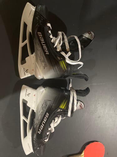 Bauer Vapor Hyperlite 2 Hockey Skates 9.5 (Used)