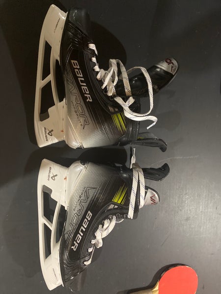 Bauer Vapor Hyperlite 2 Hockey Skates 9.5 (Used)