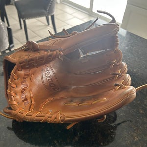 2024 Wilson A2000 RH Pitcher's Baseball Glove 12" (New)