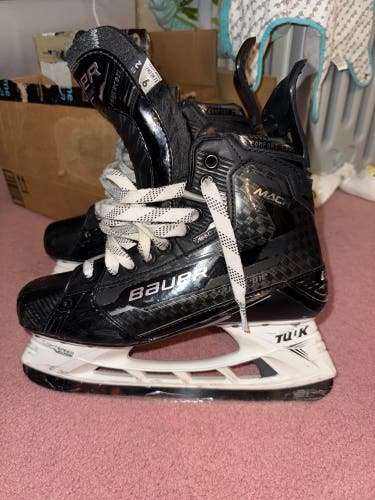 2023 Bauer Supreme Mach Hockey Skates Regular Width 9 (Used)