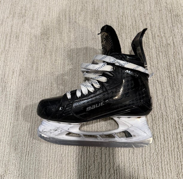 Bauer Supreme Mach Hockey Skates Size 5.5 (Used)