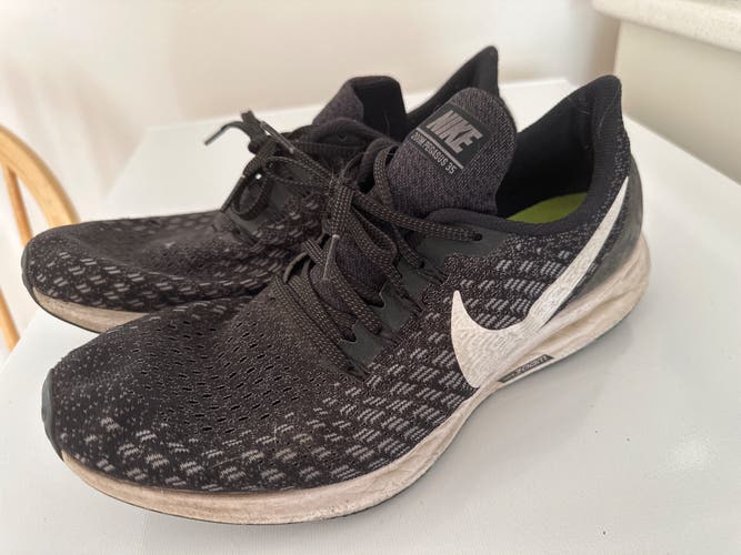 Men's Size M 10.5 (W 11.5) Adult Nike Shoes (Used)