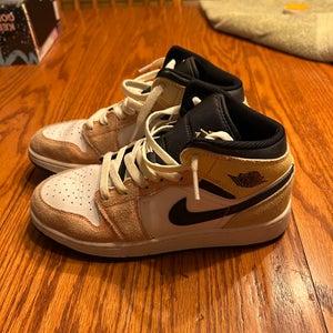 Unisex 5Y (Big Kids / Youth) Youth Air Jordan Jordan 1 mid Shoes (Used)