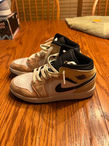 Unisex 5Y (Big Kids / Youth) Youth Air Jordan Jordan 1 mid Shoes (Used)