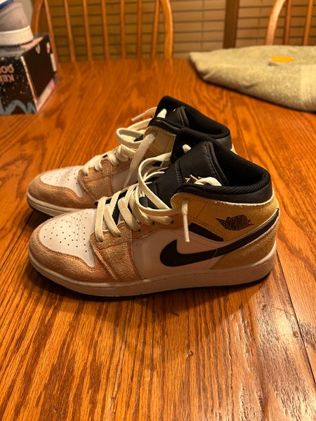 Unisex 5Y (Big Kids / Youth) Youth Air Jordan Jordan 1 mid Shoes (Used)