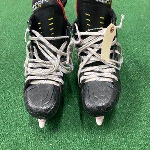 Intermediate Bauer Vapor Hyperlite Hockey Skates Size 5.5 (Used)