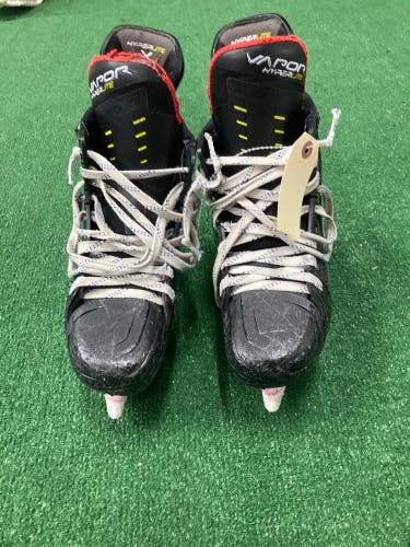Intermediate Bauer Vapor Hyperlite Hockey Skates Size 5.5 (Used)