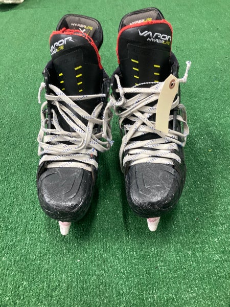 Intermediate Bauer Vapor Hyperlite Hockey Skates Size 5.5 (Used)