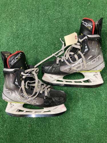 Intermediate Bauer Vapor Hyperlite Hockey Skates Size 5.5 (Used)