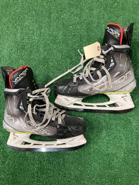 Intermediate Bauer Vapor Hyperlite Hockey Skates Size 5.5 (Used)
