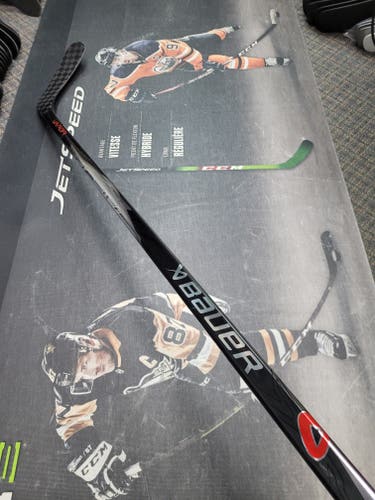P92 | 70 Flex NEW! Senior Bauer Vapor Flylite League Right Handed Hockey Stick Pro Stock