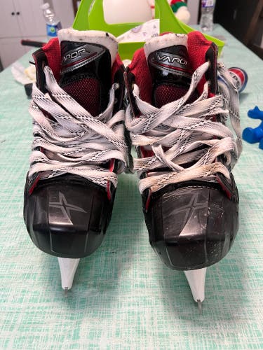 Bauer Vapor X900 Hockey Goalie Skates Regular Width Size 4 (New)