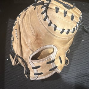 Wilson A2000 RH Catcher's Baseball Glove 33" (Used)