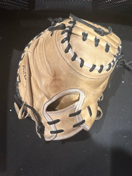 Wilson A2000 RH Catcher's Baseball Glove 33" (Used)