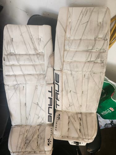 30" 2022 True Catalyst 7X3 Goalie Leg Pads (Used)