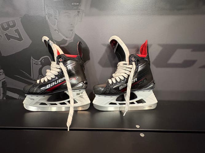 2023 Bauer Vapor X4 Hockey Skates Regular Width 7 (Used)
