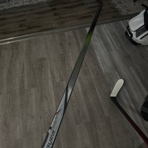 Senior Bauer Vapor Hyperlite 2 Right Handed Hockey Stick P28 (Used)