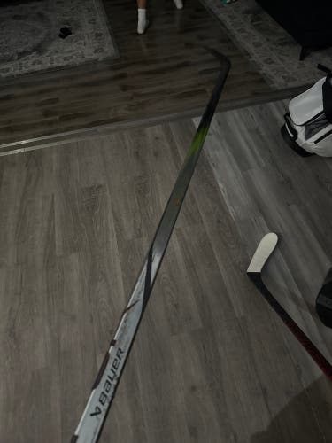 Senior Bauer Vapor Hyperlite 2 Right Handed Hockey Stick P28 (Used)