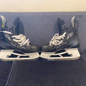 Bauer Vapor Hyperlite 2 Hockey Skates Regular Width Pro Stock 10.5 (Used)