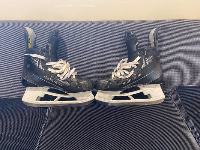 Bauer Vapor Hyperlite 2 Hockey Skates Regular Width Pro Stock 10.5 (Used)