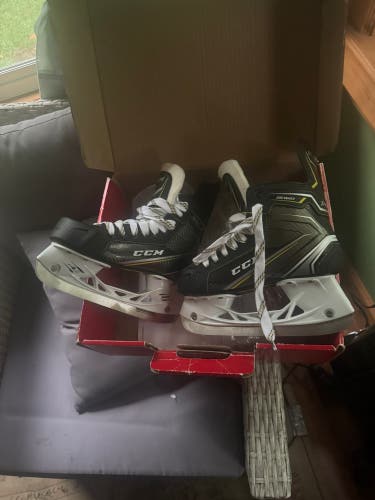 CCM Tacks 9060 Hockey Skates Regular Width Size 3.5 (New)