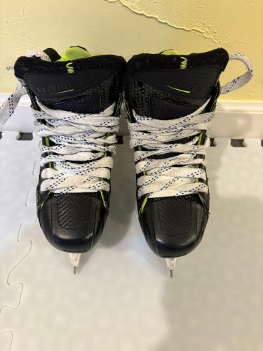 Bauer Elite Hockey Goalie Skates Regular Width  Size 3 (Used)