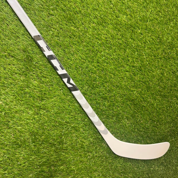 Single-CCM Jetspeed FT5 Pro Hockey Sticks-White-RH 90 Flex P28 (New)