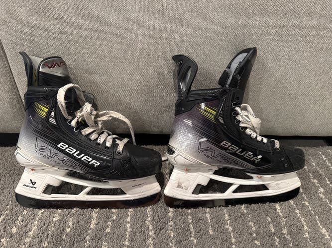 2024 Bauer Vapor Hyperlite 2 Hockey Skates Size 5.5 (Used)