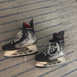 2021 Bauer Vapor Hyperlite Hockey Skates Regular Width 8.5 (Used)