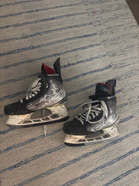 2021 Bauer Vapor Hyperlite Hockey Skates Regular Width 8.5 (Used)