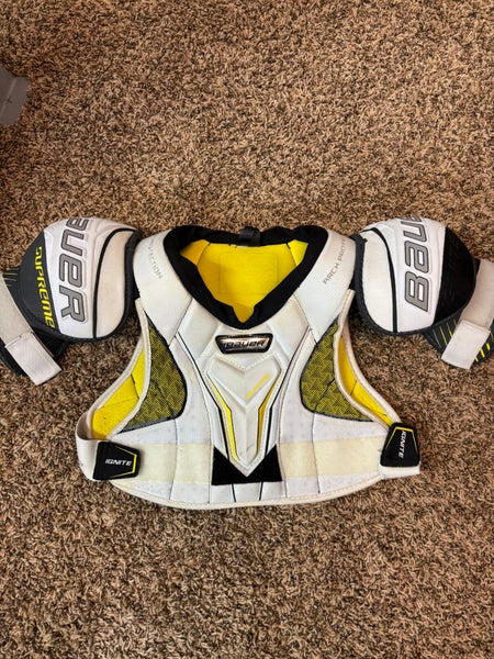 Medium Intermediate Bauer Supreme Ignite Shoulder Pads (Used)