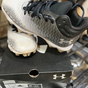 Unisex 4Y (Big Kids / Youth) Under Armour Spotlight MC Mid Top Molded Cleats (Used)