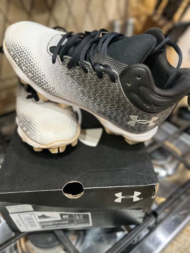 Unisex 4Y (Big Kids / Youth) Under Armour Spotlight MC Mid Top Molded Cleats (Used)