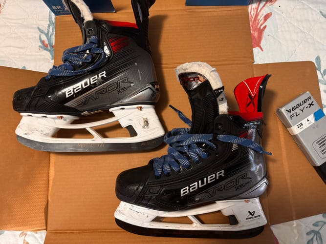 Bauer Vapor X5 Pro Hockey Skates Size 4 (Used)