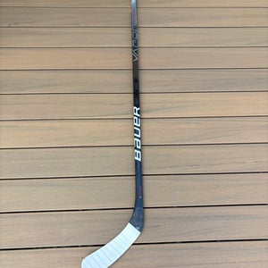 Senior Bauer Vapor Hyperlite Right Handed Hockey Stick P92 (Used)