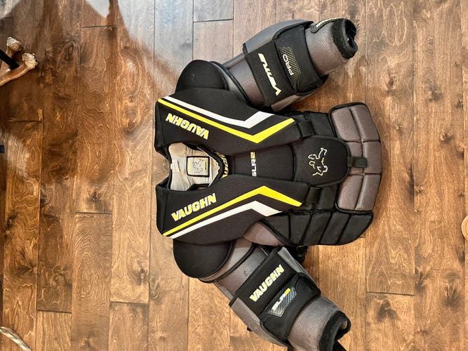 Medium Vaughn Ventus SLR2 Goalie Chest Protector (Used)