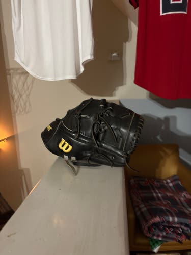Wilson A2000 RH Pitcher's Baseball Glove 11.75" (Used)