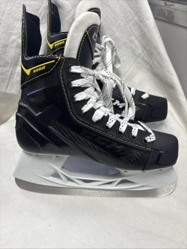Junior Size 4 CCM SUPER TACKS 9352 Ice Hockey Skates