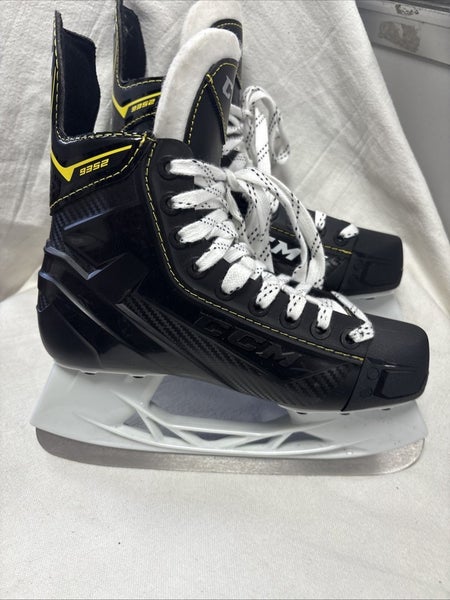 Junior Size 4 CCM SUPER TACKS 9352 Ice Hockey Skates