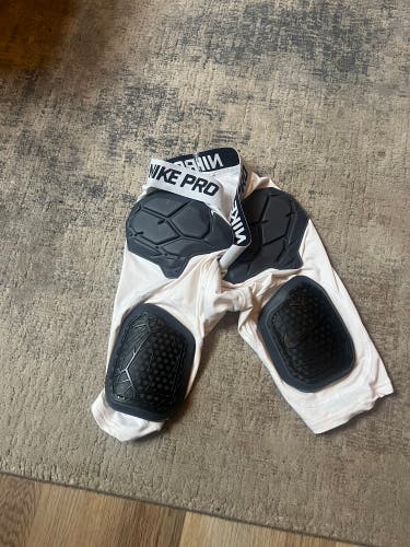 Medium Youth Nike Pro Combat Hyperstrong 3.0 (New)