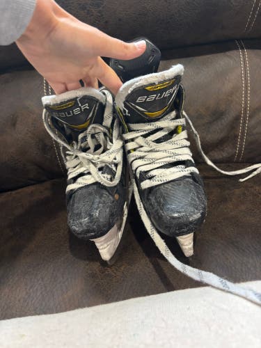 Bauer Supreme 3S Pro Hockey Skates Regular Width Size 2.5 (Used)