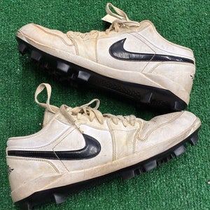 Size M 9.5 Adult Jordan Low Top Footwear Molded Cleats (Used)
