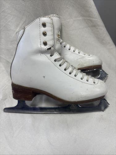 Girls Junior Size 3 B Jackson Ultima Freestyle Figure Ice Skates. MARK IV Blades
