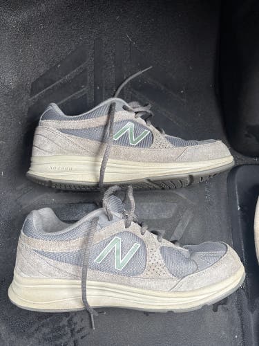 Gray Men's Size M 7.0 (W 8.0) Adult New Balance Shoes (Used)
