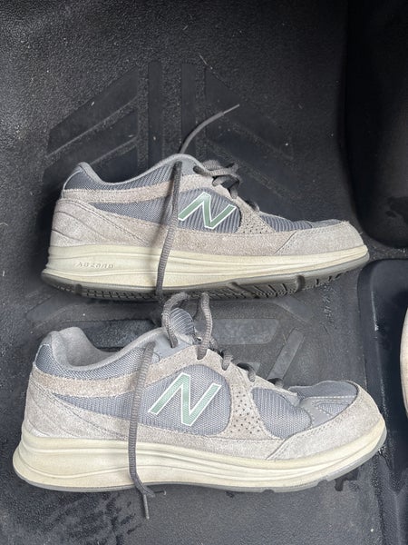 Gray Men's Size M 7.0 (W 8.0) Adult New Balance Shoes (Used)