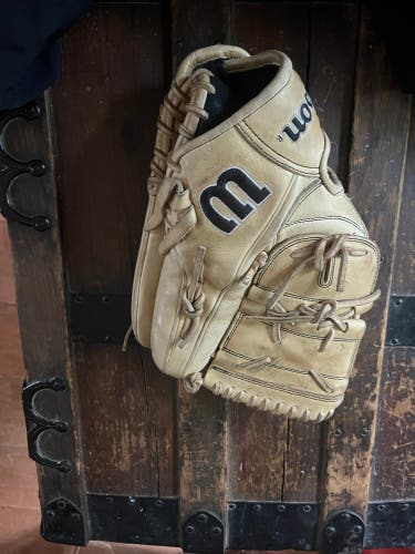 Wilson A2000 RH Pitcher's Baseball Glove 12" (Used)