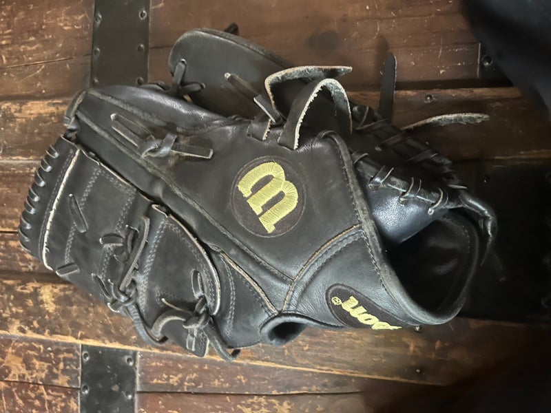 Wilson A2000 RH Pitcher's Baseball Glove 12" Clayton Kershaw Model