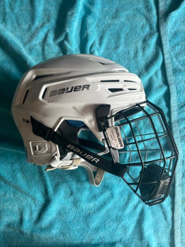 Medium Bauer Re-Akt 150 Helmet Pro Stock (Used)