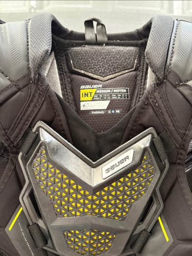 Medium Intermediate Bauer Ultra Sonic Shoulder Pads (Used)