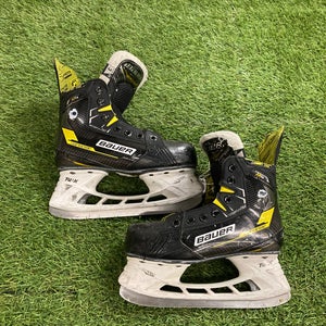 Junior Bauer Supreme M4 Hockey Skates Extra Wide Width Size 3 (Used)